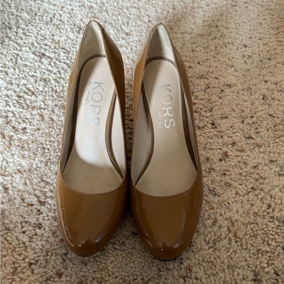 Michael Kors Beige Brown Leather Slip On Heels Size 6 - Picture 3 of 5